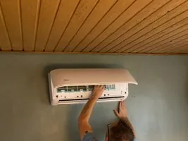Tekniker arbejder på varmepumpe